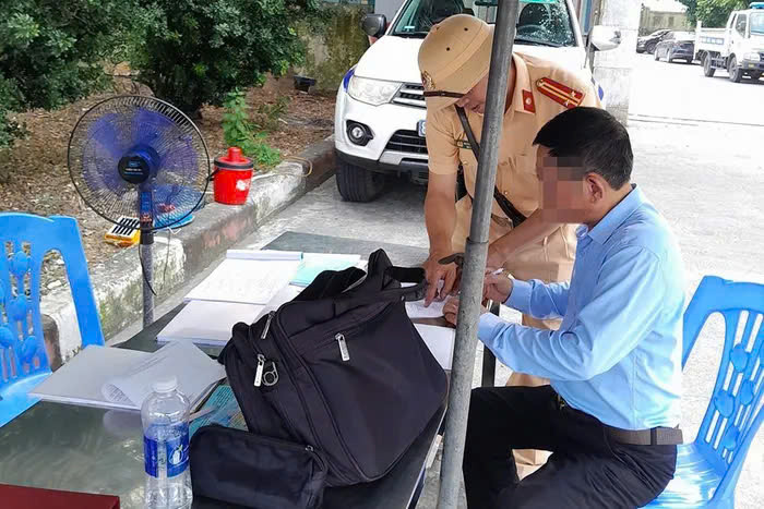 Phat tien, tuoc bang lai cua tai xe di nguoc chieu cao toc