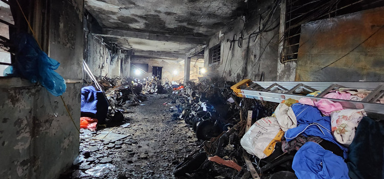 Tầng 1 của chung cư mini bốc cháy - nơi được xem là khởi nguồn của ngọn lửa với những chiếc xe máy, xe đạp điện.