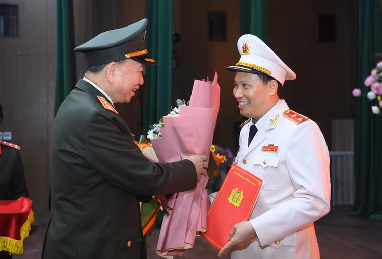 Chan dung hai Thu truong Bo Cong an vua duoc thang ham Trung tuong