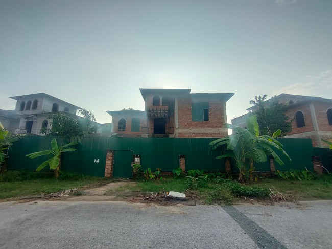 Không ít căn biệt thự được chủ nhà quây tôn che kín bên trong và bỏ hoang từ lâu. Không ít căn biệt thự được chủ nhà quây tôn che kín bên trong và bỏ hoang từ lâu.