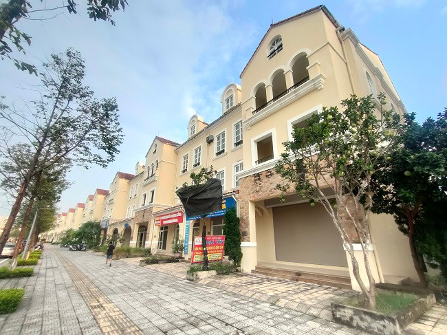 Dãy shophouse nằm ở vị trí trung tâm khu đô thị có khá nhiều văn phòng bất động sản thuê làm trụ sở... chờ đợi giao dịch. Dãy shophouse nằm ở vị trí trung tâm khu đô thị có khá nhiều văn phòng bất động sản thuê làm trụ sở... chờ đợi giao dịch.