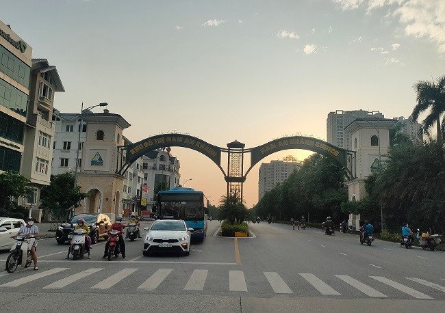 Khu đô thị Nam An Khánh (huyện Hoài Đức, TP Hà Nội) nằm cạnh Đại Lộ Thăng Long, cách trung tâm thành phố khoảng 10km, có quy mô 288,8ha, được cấp phép đầu tư năm 2004 với hàng trăm căn biệt thự và dự kiến hoàn thành vào năm 2009, tuy nhiên đến nay vẫn chưa thể hoàn thành. Ảnh: Cổng vào Khu đô thị Nam An Khánh trên đường đại lộ Thăng Long. Khu đô thị Nam An Khánh (huyện Hoài Đức, TP Hà Nội) nằm cạnh Đại Lộ Thăng Long, cách trung tâm thành phố khoảng 10km, có quy mô 288,8ha, được cấp phép đầu tư năm 2004 với hàng trăm căn biệt thự và dự kiến hoàn thành vào năm 2009, tuy nhiên đến nay vẫn chưa thể hoàn thành. Ảnh: Cổng vào Khu đô thị Nam An Khánh trên đường đại lộ Thăng Long.