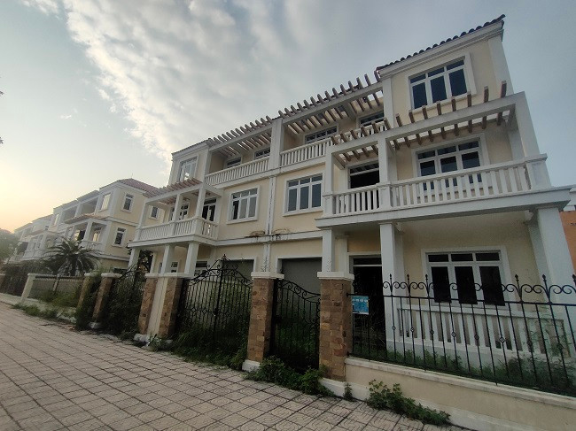 Ngoài ra, nhiều căn biệt thự đã hoàn thiện nằm ở mặt đường lớn khu đô thị cũng trong tình trạng “cửa đóng then cài” và không có khách thuê kinh doanh. Ngoài ra, nhiều căn biệt thự đã hoàn thiện nằm ở mặt đường lớn khu đô thị cũng trong tình trạng “cửa đóng then cài” và không có khách thuê kinh doanh.