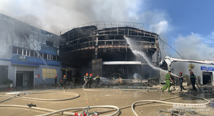 Chay lon tai xuong lap rap xe dien DK Bike Lang Son