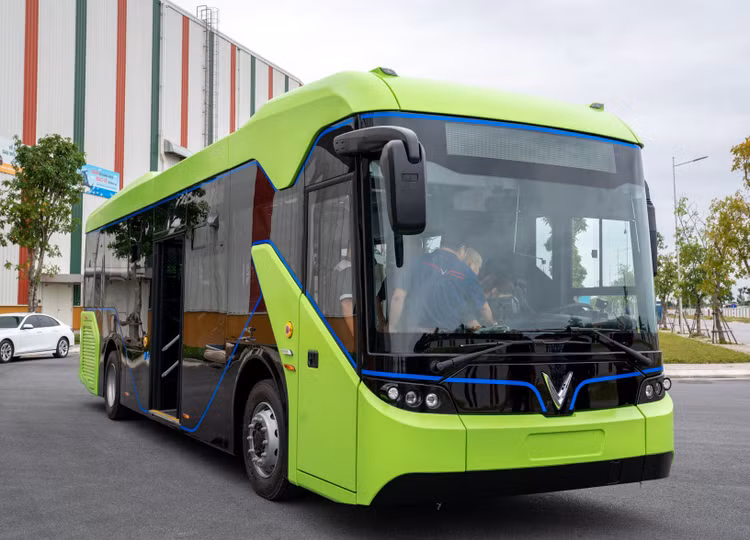 De xuat chinh sach ho tro, khuyen khich su dung xe buyt dien lien tinh