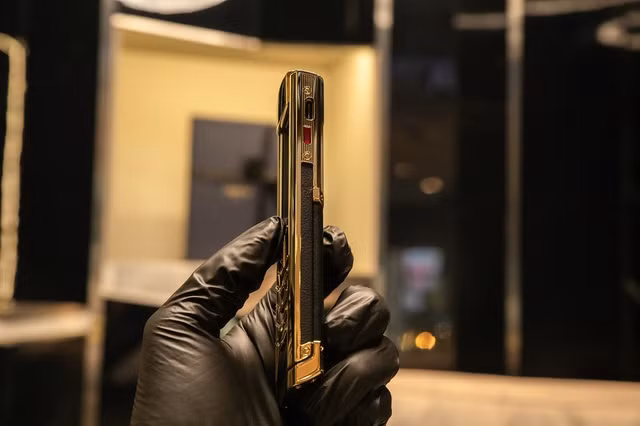 Tan mat dien thoai Vertu dat do nhat Viet Nam-Hinh-9