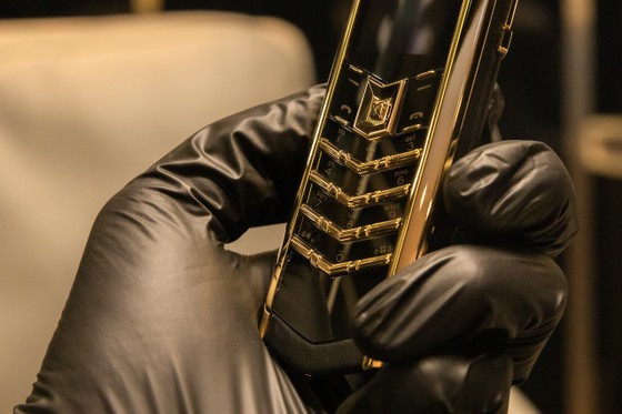 Tan mat dien thoai Vertu dat do nhat Viet Nam-Hinh-5