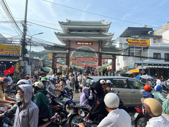 Net doc dao hiem co cua Le hoi Via Ba Chua Xu An Giang-Hinh-6