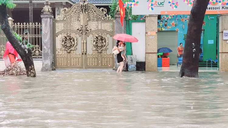 Ngay lam viec dau tuan, giao thong Ha Noi hon loan vi ngap sau-Hinh-2