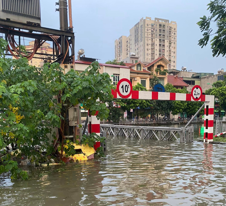 Ngay lam viec dau tuan, giao thong Ha Noi hon loan vi ngap sau-Hinh-10