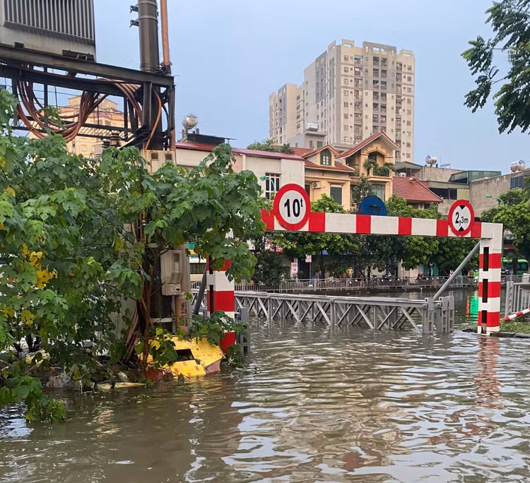 Ngay lam viec dau tuan, giao thong Ha Noi hon loan vi ngap sau-Hinh-10