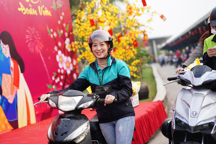 Xuc dong hinh anh qua tet buoc san tren xe cong nhan o Thai Binh-Hinh-11