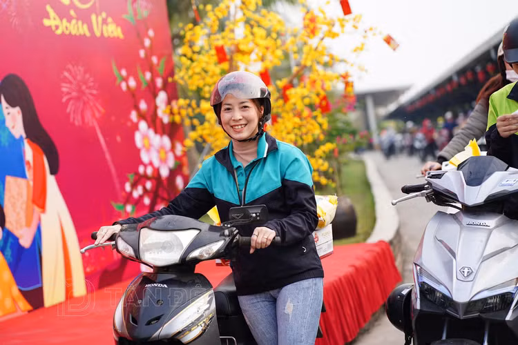 Xuc dong hinh anh qua tet buoc san tren xe cong nhan o Thai Binh-Hinh-11