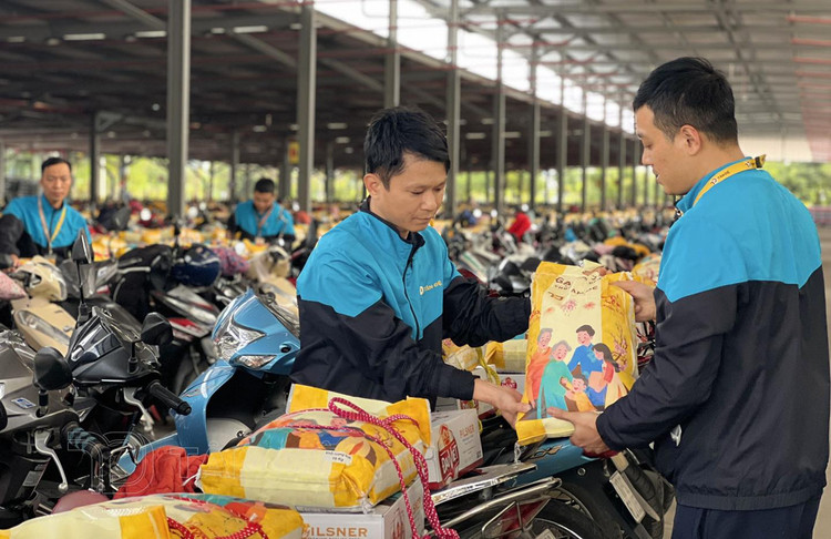 Xuc dong hinh anh qua tet buoc san tren xe cong nhan o Thai Binh-Hinh-8