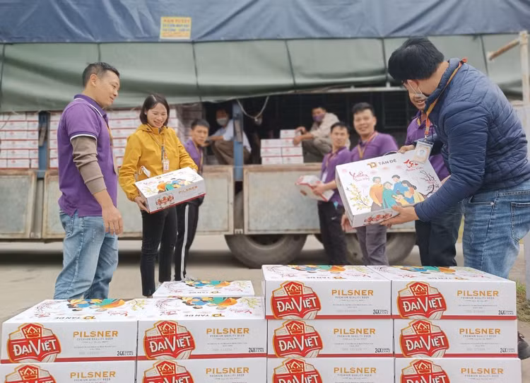 Xuc dong hinh anh qua tet buoc san tren xe cong nhan o Thai Binh-Hinh-6