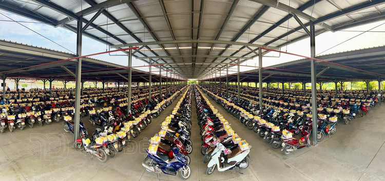 Xuc dong hinh anh qua tet buoc san tren xe cong nhan o Thai Binh