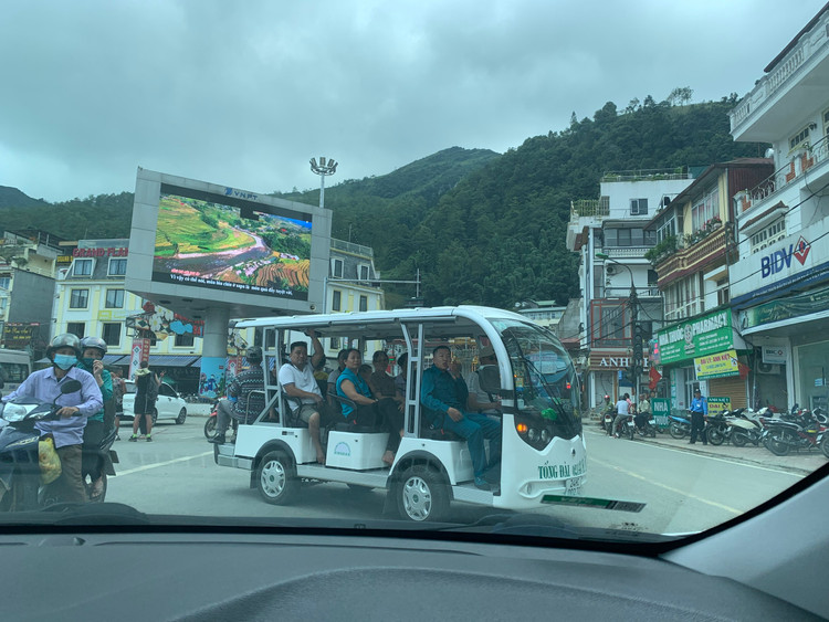 Lao Cai: “Tha cua” thi diem, xe dien tung hoanh, Sa Pa them un tac-Hinh-2