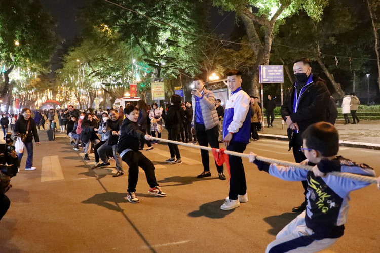 Pho di bo Tran Nhan Tong nhon nhip trong toi khai truong-Hinh-6