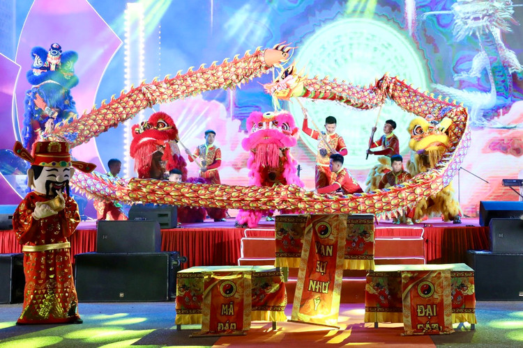 Pho di bo Tran Nhan Tong nhon nhip trong toi khai truong-Hinh-3