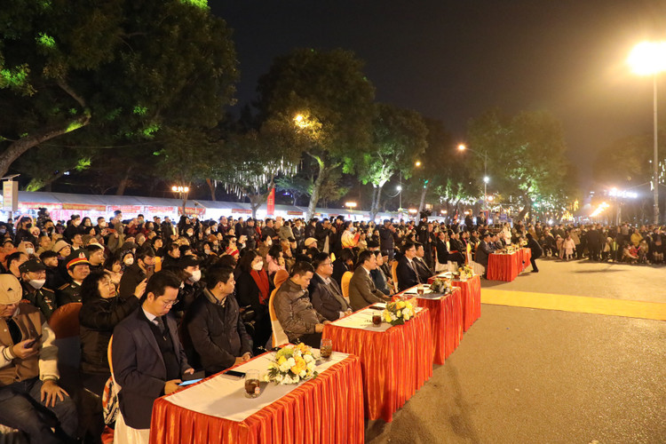 Pho di bo Tran Nhan Tong nhon nhip trong toi khai truong-Hinh-4