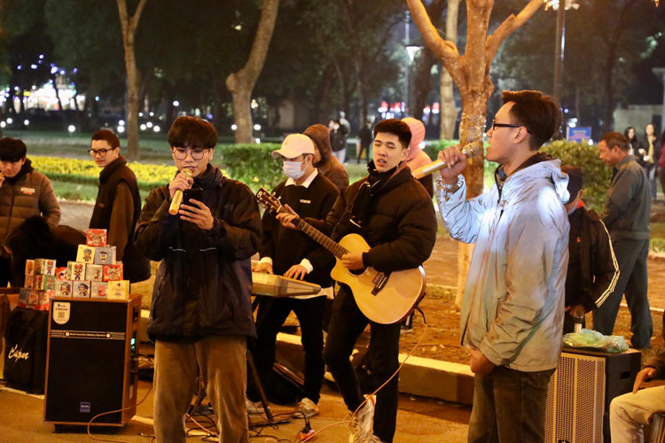 Pho di bo Tran Nhan Tong nhon nhip trong toi khai truong-Hinh-7