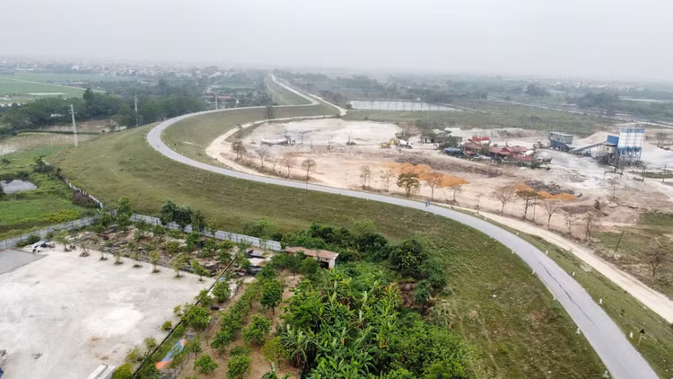 Đê Ngọc Tảo nứt gãy, hiểm hoạ giao thông rình rập - Hình 3 De Ngoc Tao nut gay, hiem hoa giao thong rinh rap-Hinh-3