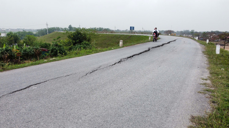 De Ngoc Tao nut gay, hiem hoa giao thong rinh rap-Hinh-5