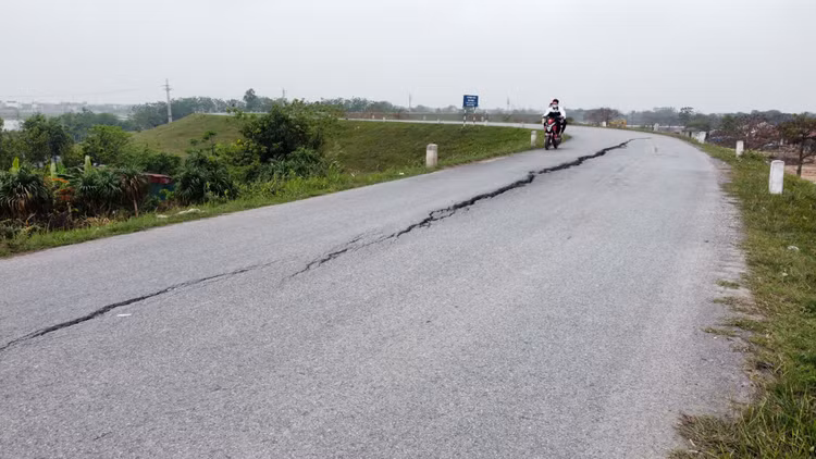 Đê Ngọc Tảo nứt gãy, hiểm hoạ giao thông rình rập - Hình 5 De Ngoc Tao nut gay, hiem hoa giao thong rinh rap-Hinh-5