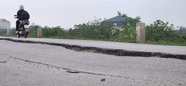 Đê Ngọc Tảo nứt gãy, hiểm hoạ giao thông rình rập - Hình 4 De Ngoc Tao nut gay, hiem hoa giao thong rinh rap-Hinh-4