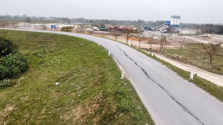 Đê Ngọc Tảo nứt gãy, hiểm hoạ giao thông rình rập - Hình 2 De Ngoc Tao nut gay, hiem hoa giao thong rinh rap-Hinh-2