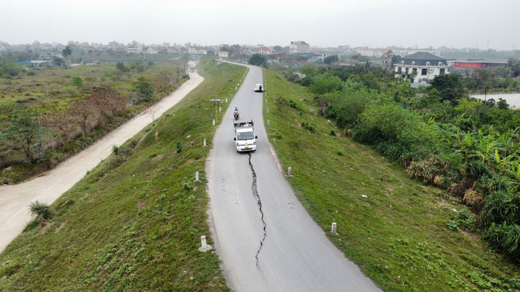 De Ngoc Tao nut gay, hiem hoa giao thong rinh rap