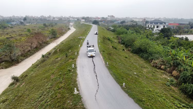 Đê Ngọc Tảo nứt gãy, hiểm hoạ giao thông rình rập De Ngoc Tao nut gay, hiem hoa giao thong rinh rap