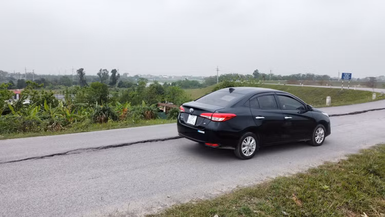 Đê Ngọc Tảo nứt gãy, hiểm hoạ giao thông rình rập - Hình 7 De Ngoc Tao nut gay, hiem hoa giao thong rinh rap-Hinh-7