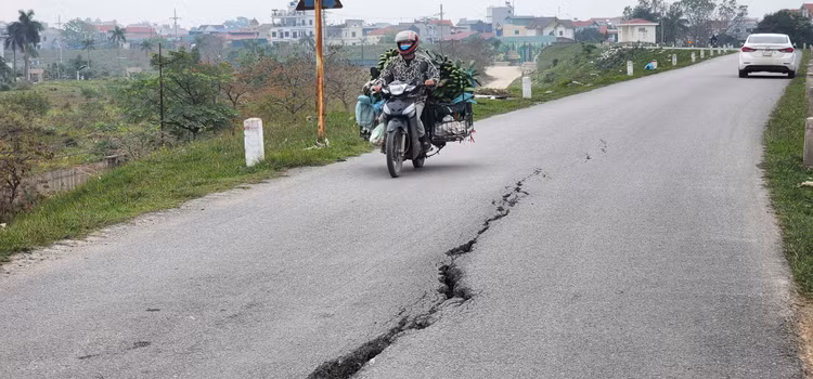 Đê Ngọc Tảo nứt gãy, hiểm hoạ giao thông rình rập - Hình 10 De Ngoc Tao nut gay, hiem hoa giao thong rinh rap-Hinh-10