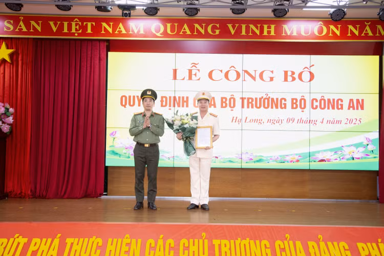 Thang cap ham Dai ta voi Pho Giam doc Cong an tinh Quang Ninh