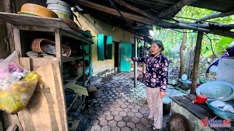 Ngôi nhà của gia đình bà Vị ẩm thấp, xuống cấp. Ảnh: Lê Dương