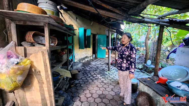 Ngôi nhà của gia đình bà Vị ẩm thấp, xuống cấp. Ảnh: Lê Dương