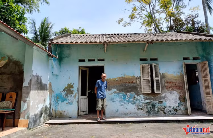 Gia đình ông Thanh cùng chung cảnh như nhà bà Vị, nhà xuống cấp dột nát không được sửa chữa. Ảnh: Lê Dương