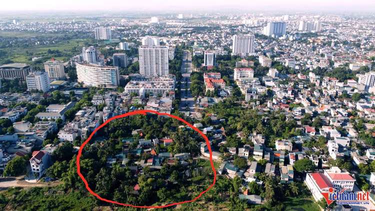 86 hộ dân suốt 20 năm qua phải sống tạm bợ do dự án kéo dài. Ảnh: Lê Dương