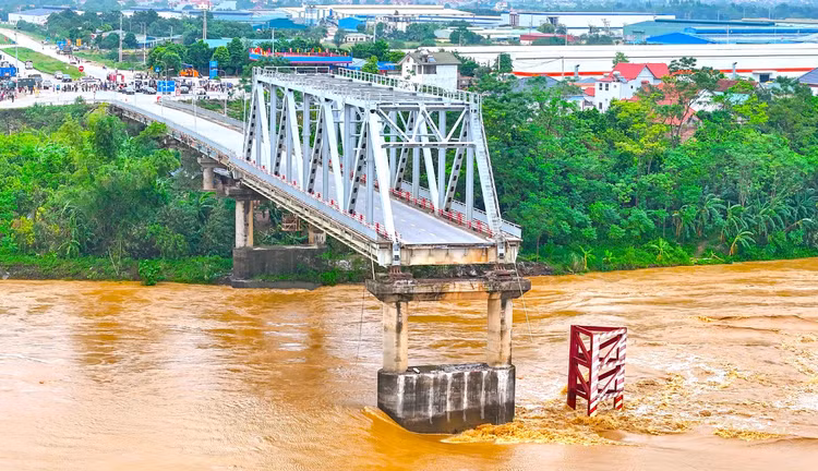 Chi phi de truc vot cau Phong Chau va phuong tien gap nan?