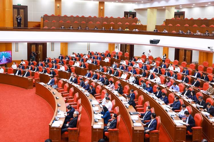 Trung uong cho y kien nhan su hai Bo truong Tai chinh va GTVT