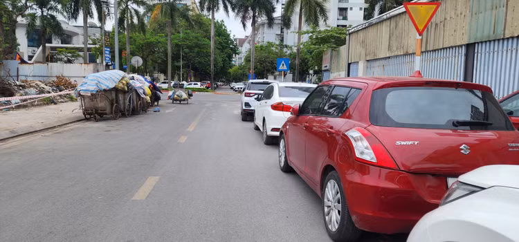 Via he Cong vien ho dieu hoa Mai Dich “bien” thanh diem do xe-Hinh-7