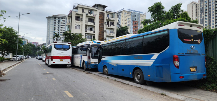 Via he Cong vien ho dieu hoa Mai Dich “bien” thanh diem do xe-Hinh-8