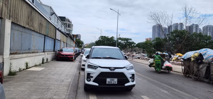 Via he Cong vien ho dieu hoa Mai Dich “bien” thanh diem do xe-Hinh-6