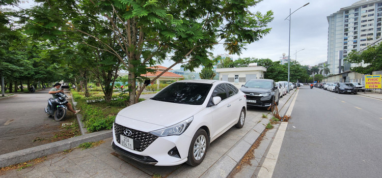 Via he Cong vien ho dieu hoa Mai Dich “bien” thanh diem do xe