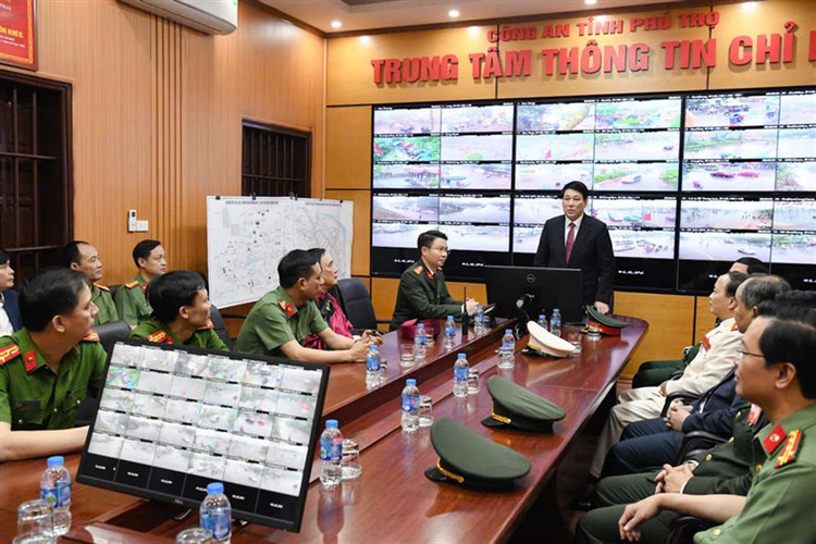 Chu tich nuoc tham, dong vien can bo chien si tai Den Hung