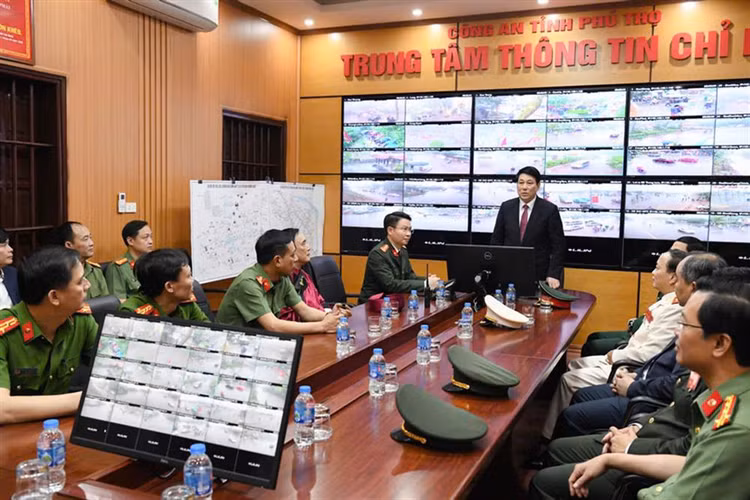 Chu tich nuoc tham, dong vien can bo chien si tai Den Hung