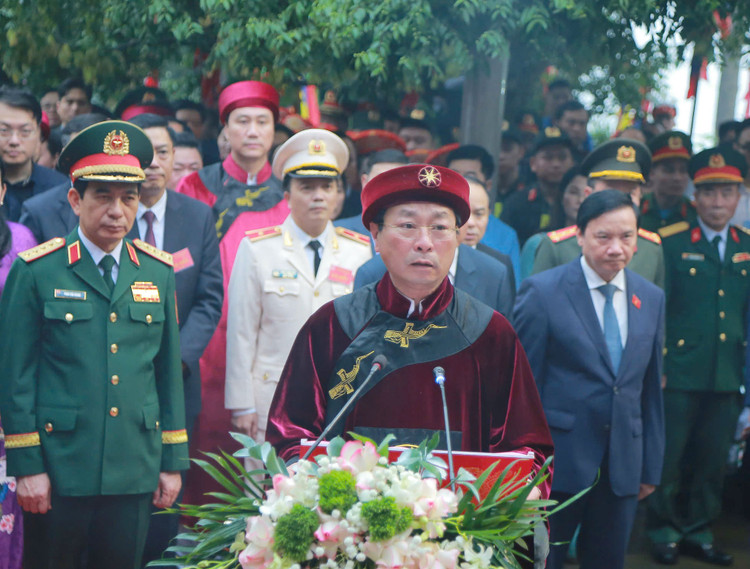 Chu tich nuoc Luong Cuong dang huong tuong niem cac Vua Hung-Hinh-2