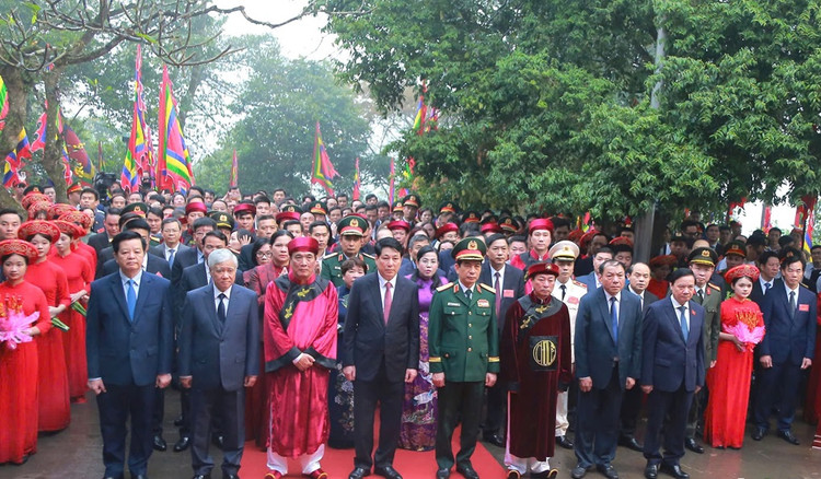 Chu tich nuoc Luong Cuong dang huong tuong niem cac Vua Hung