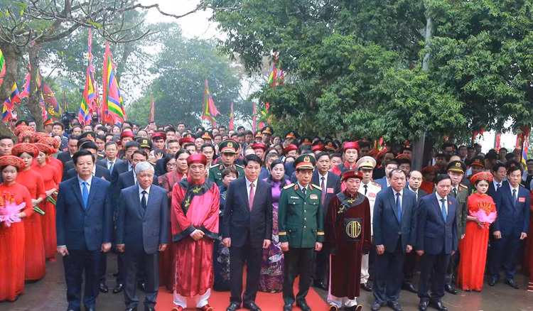 Chu tich nuoc Luong Cuong dang huong tuong niem cac Vua Hung